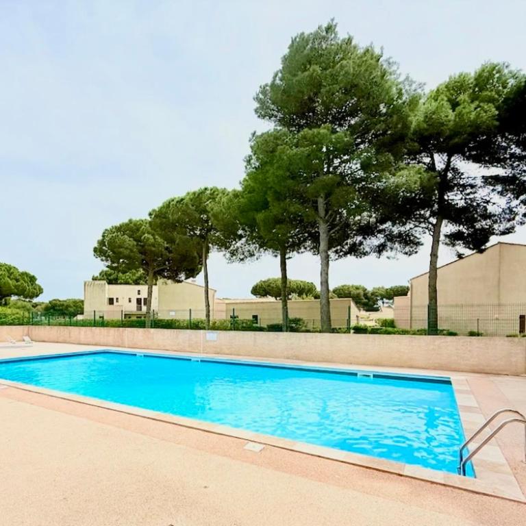 L'Hermitage - Piscine - Terrain de Tennis - place de parking privée - Pinède - Appartement 2 Chambres - 1