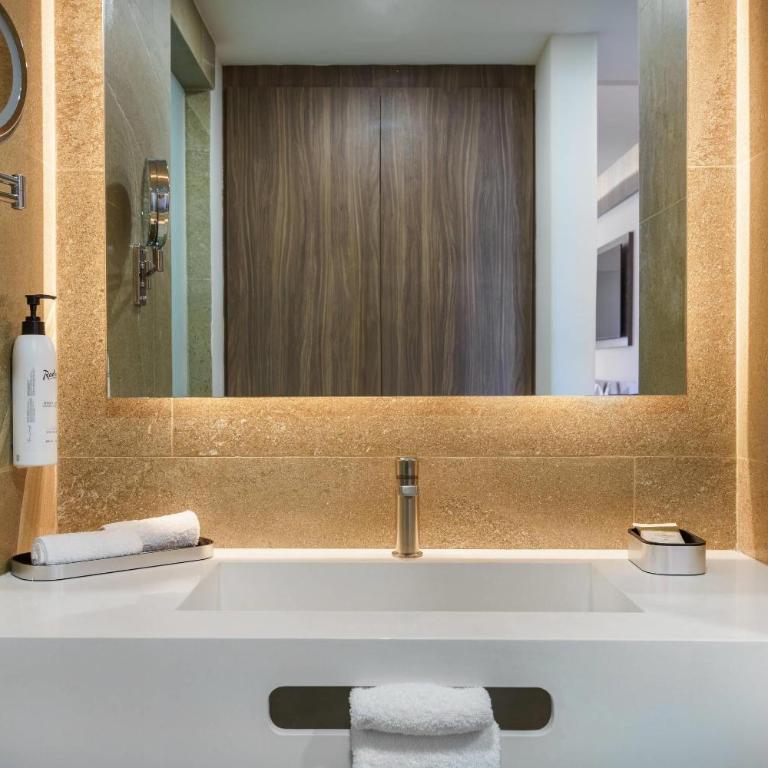 Radisson Puebla Angelopolis - Zimmer mit Kingsize-Bett und Balkon - Nichtraucher/Innenflur - 1