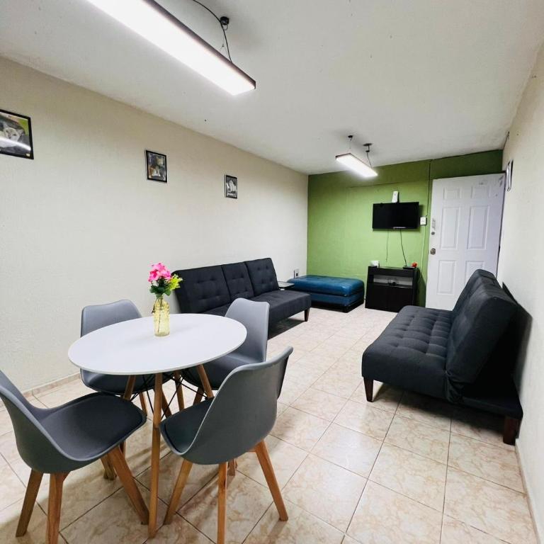 Amplia Casa con Estacionamiento en Fracc Las Americas - Two-Bedroom House - 2