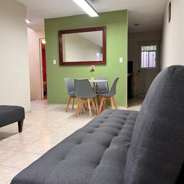Amplia Casa con Estacionamiento en Fracc Las Americas - Two-Bedroom House - 22