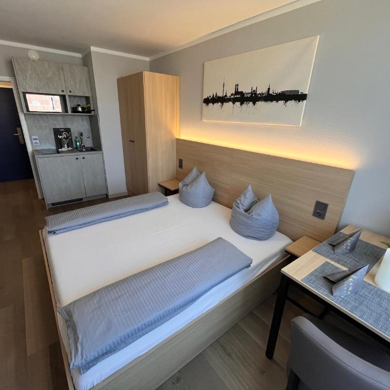 centerroom München City - Doppelzimmer mit Balkon und Küche - 3