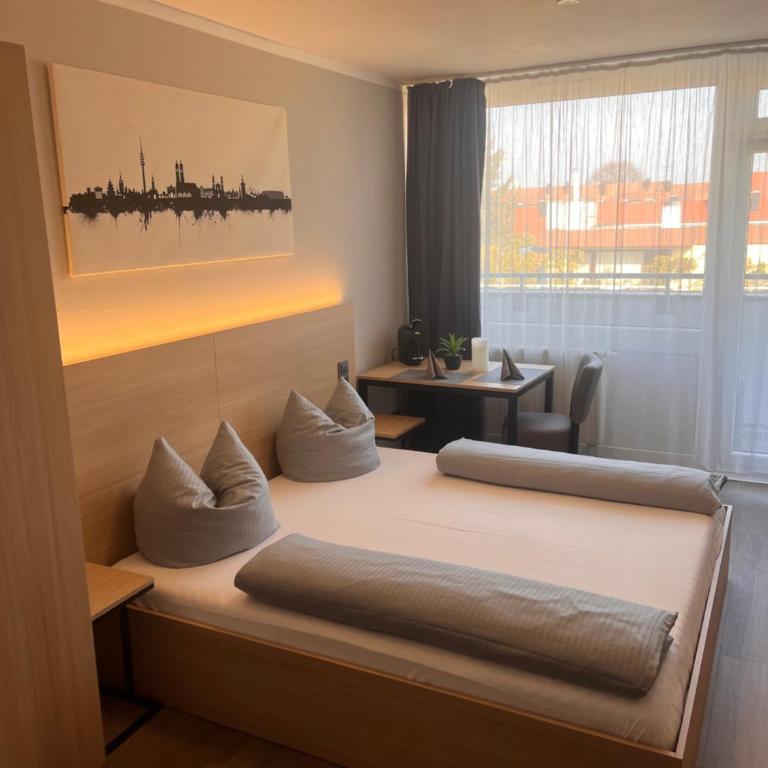 centerroom München City - Doppelzimmer mit Balkon und Küche - 2