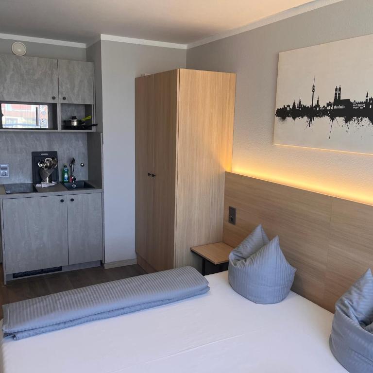 centerroom München City - Doppelzimmer mit Balkon und Küche - 1