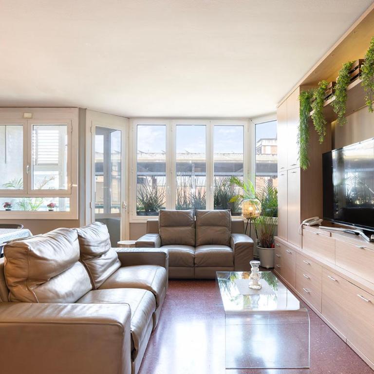 Aparteasy - Bright, large and central apartment in BCN - Three-Bedroom Apartment - 1