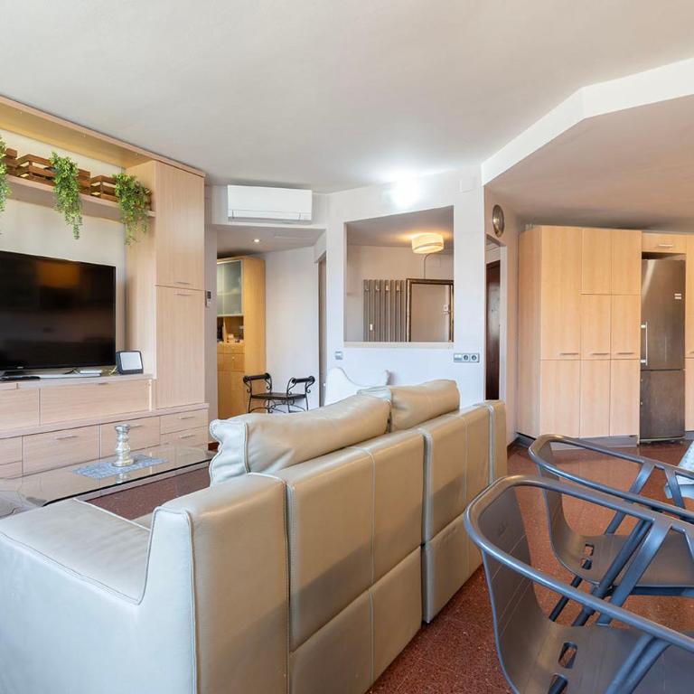 Aparteasy - Bright, large and central apartment in BCN - Three-Bedroom Apartment - 12