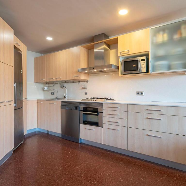 Aparteasy - Bright, large and central apartment in BCN - Three-Bedroom Apartment - 8