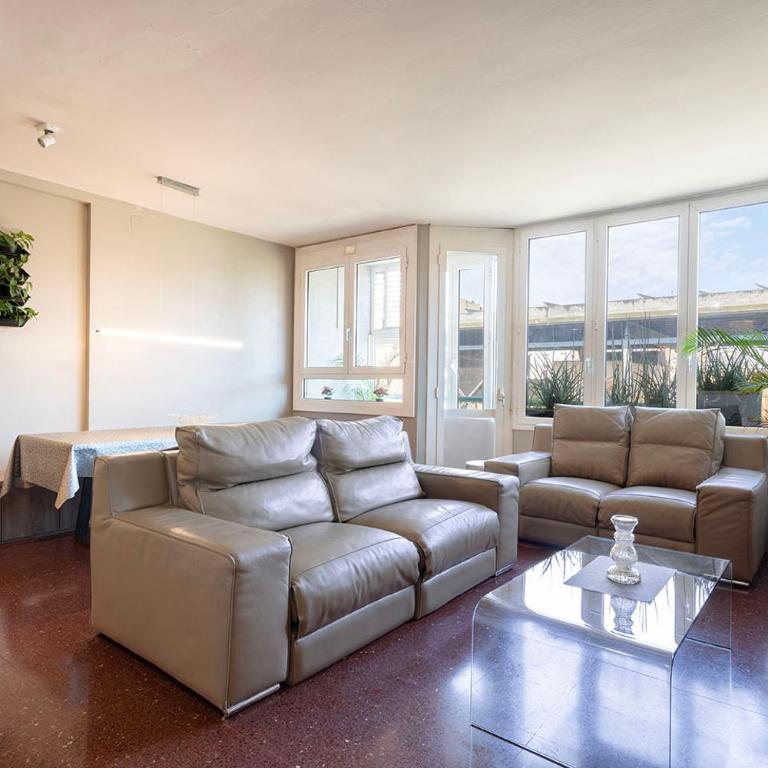 Aparteasy - Bright, large and central apartment in BCN - Three-Bedroom Apartment - 2