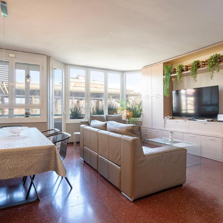 Aparteasy - Bright, large and central apartment in BCN - Three-Bedroom Apartment - 7