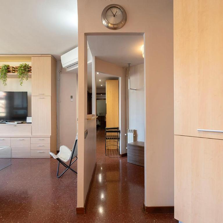 Aparteasy - Bright, large and central apartment in BCN - Three-Bedroom Apartment - 24