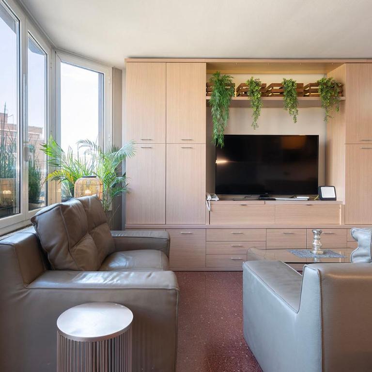 Aparteasy - Bright, large and central apartment in BCN - Three-Bedroom Apartment - 13
