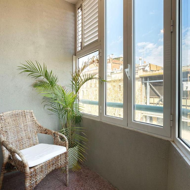 Aparteasy - Bright, large and central apartment in BCN - Three-Bedroom Apartment - 16