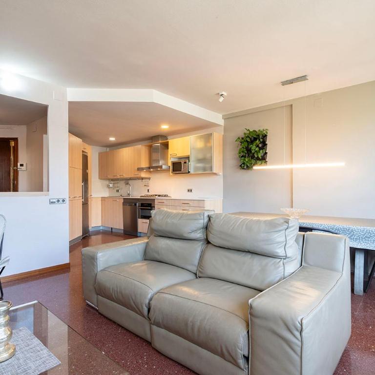 Aparteasy - Bright, large and central apartment in BCN - Three-Bedroom Apartment - 17