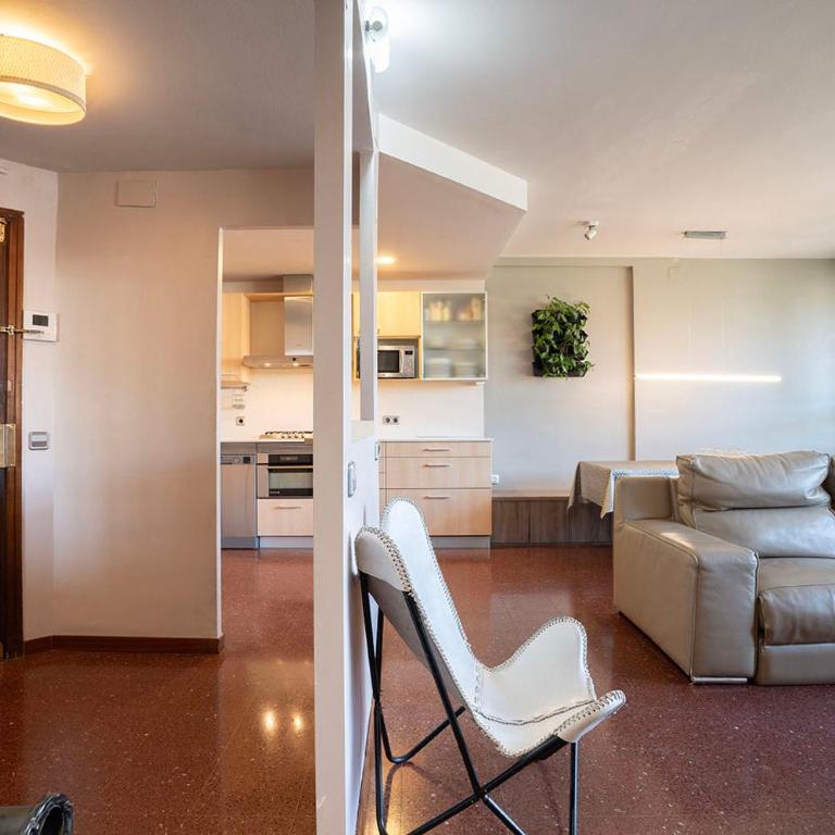Aparteasy - Bright, large and central apartment in BCN - Three-Bedroom Apartment - 28