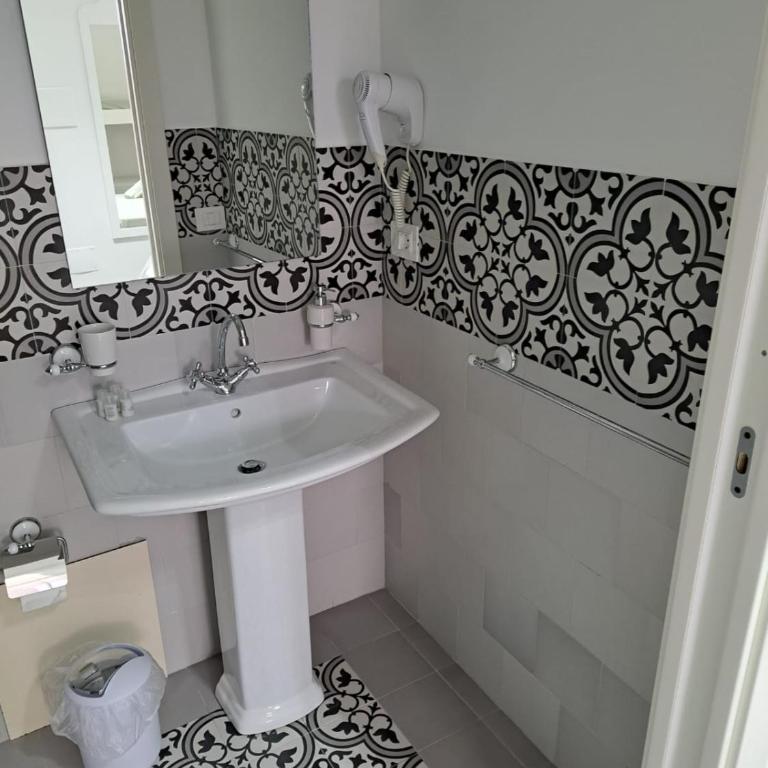 B&B Pepe Rosa Tropea - Quadruple Room with Private Bathroom - 3