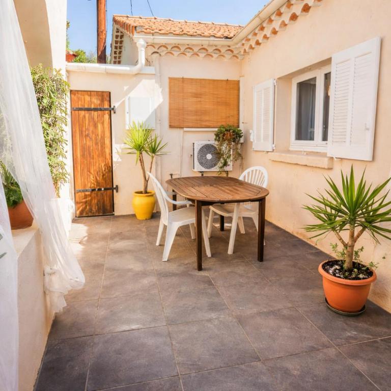 Plage de la Nartelle- Studio 20m2- Piscine partagée - parking - BBQ -calme & détente au Rêve D'Azur à quelques pas de la plage- Check-in 20h maximum - Chambre Double - Vue sur Parc - 12