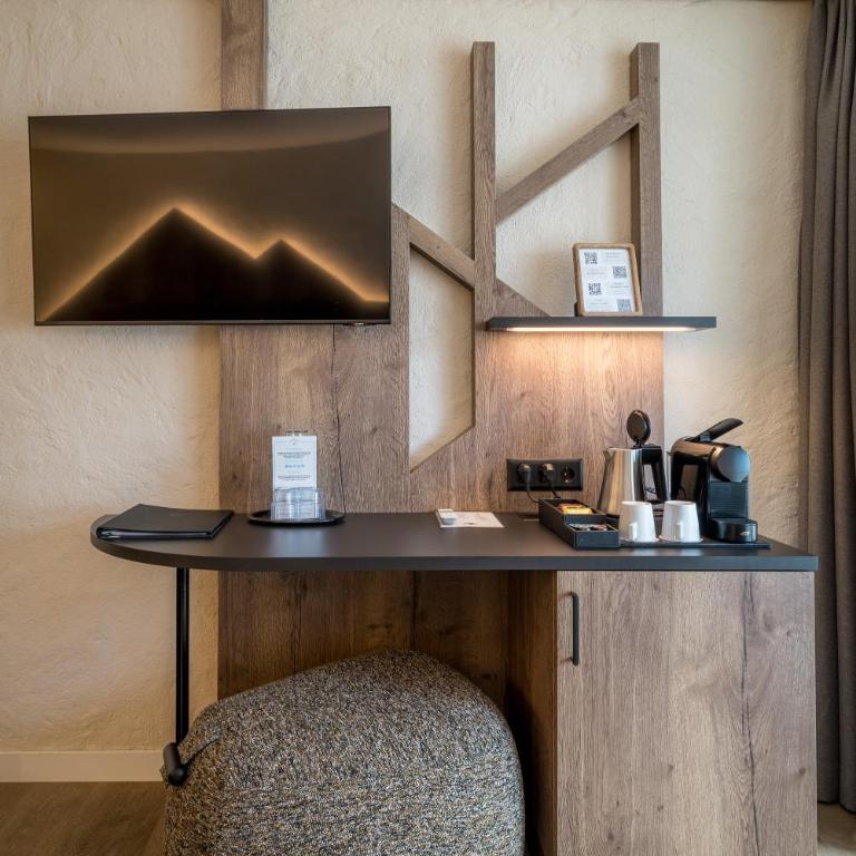 Hotel Kreuz & Post Grindelwald - Superior Doppelzimmer mit Balkon und Blick auf den Eiger - 10
