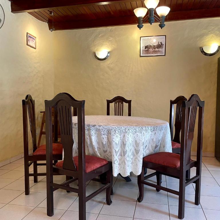 Habitación amplia y cómoda con baño privado-Zona Norte, Santa Cruz - Double Room with Private Bathroom - 13