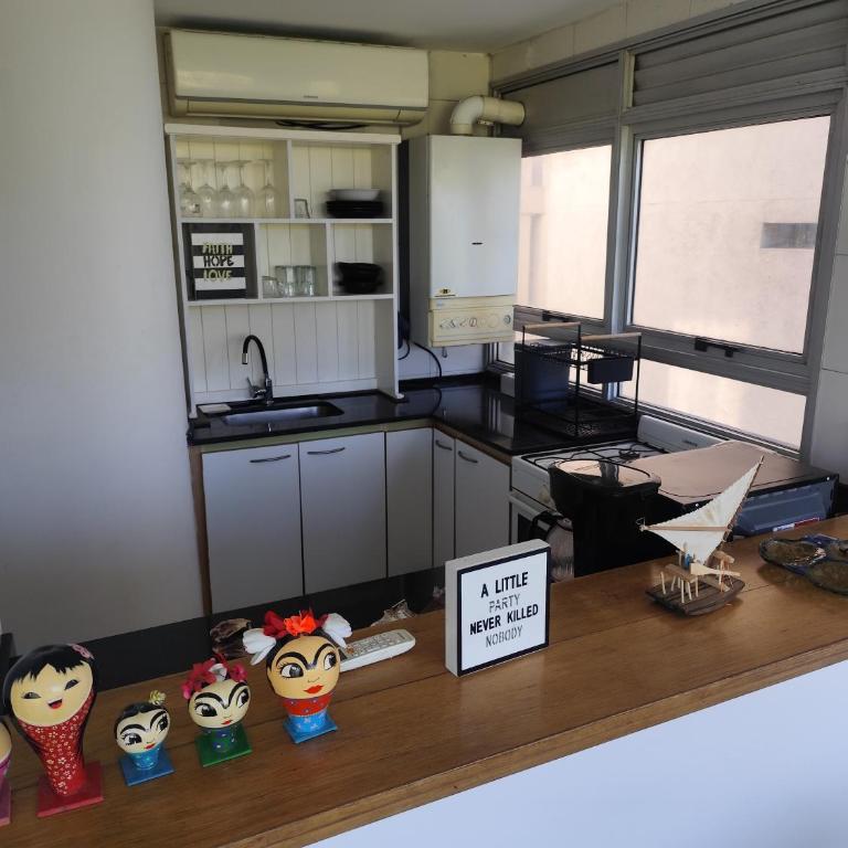 Living, 2 dormitorios con Cochera y Vista a los Bosques, BBQ y Laundry - Three-Bedroom Apartment - 4