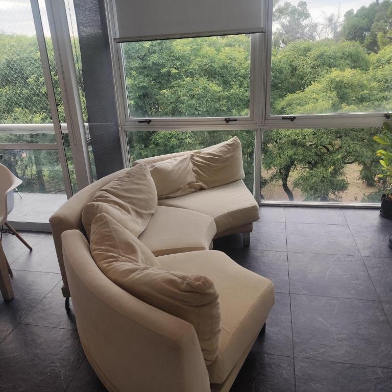 Living, 2 dormitorios con Cochera y Vista a los Bosques, BBQ y Laundry - Apartamento de 3 dormitorios - 3