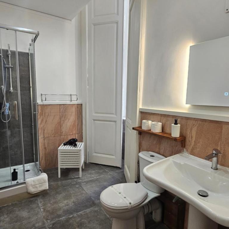 B&B Napoli Centrale Centro - Camera Matrimoniale con Bagno Privato - 17