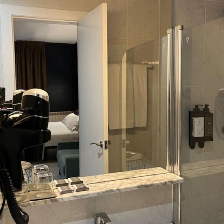 Hostal Iznájar Barcelona - Superior Queen Room - 12