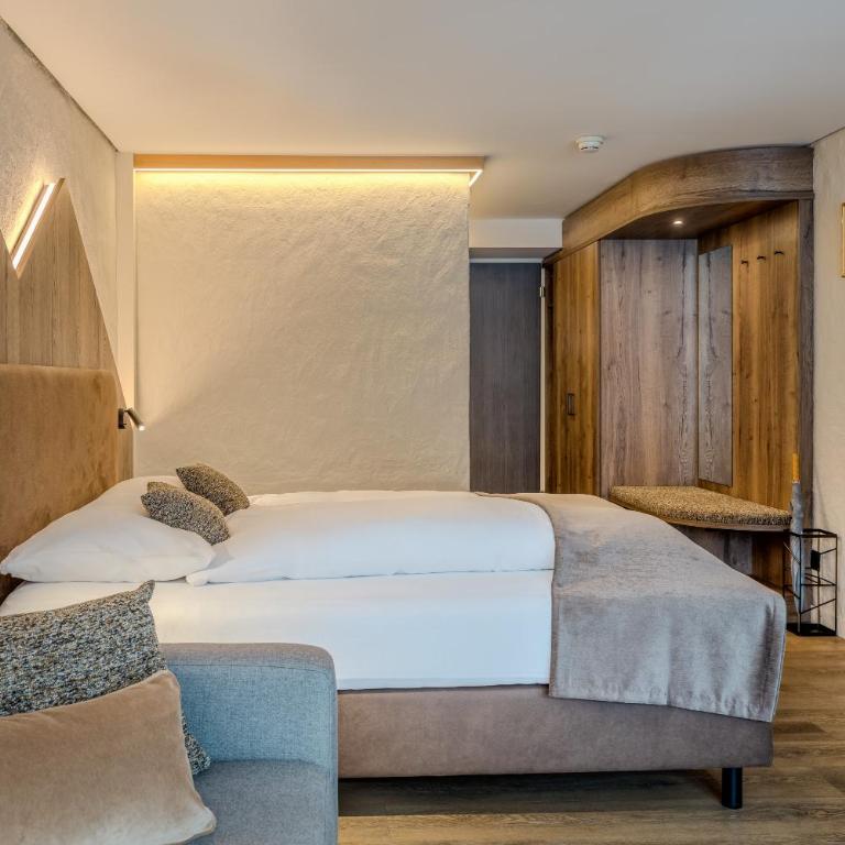Hotel Kreuz & Post Grindelwald - Superior Doppelzimmer mit Balkon und Blick auf den Eiger - 11