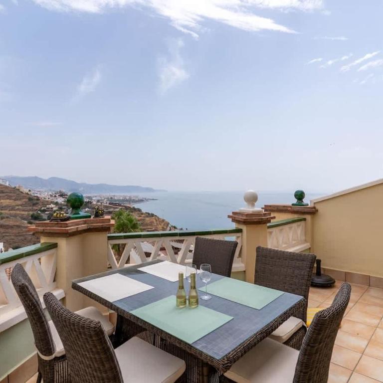 3 bedroom apartment with sea view - Apartment - 11