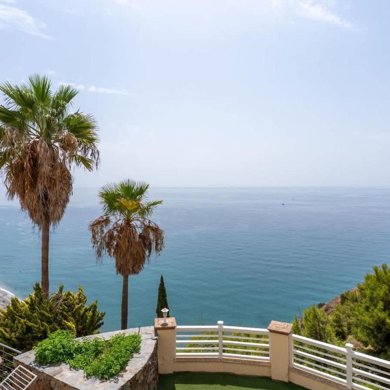 3 bedroom apartment with sea view - Apartment - 13