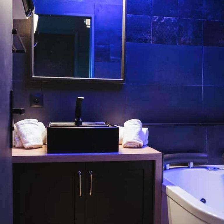 love room, sauna et balnéo - One-Bedroom Apartment - 12