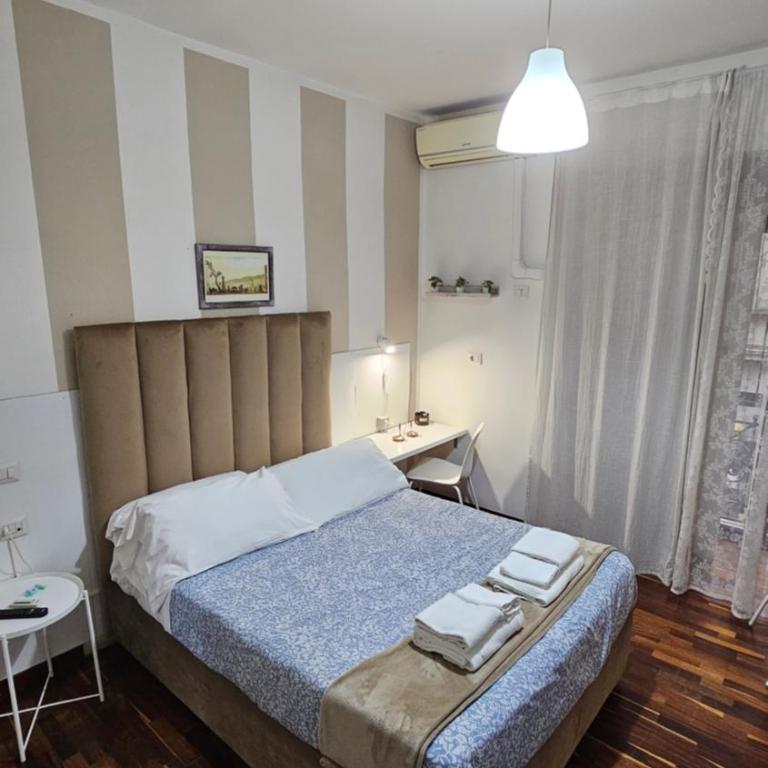 B&B Napoli Centrale Room&Jacuzzi - Camera Matrimoniale/Doppia con Letti Singoli - 8
