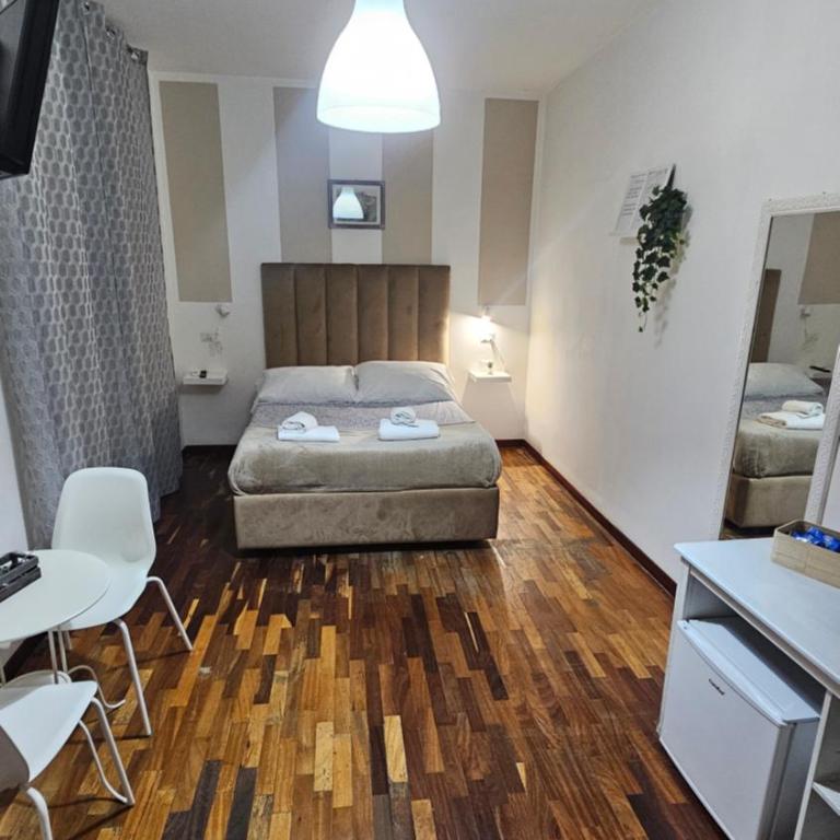 B&B Napoli Centrale Room&Jacuzzi - Camera Matrimoniale/Doppia con Letti Singoli - 7