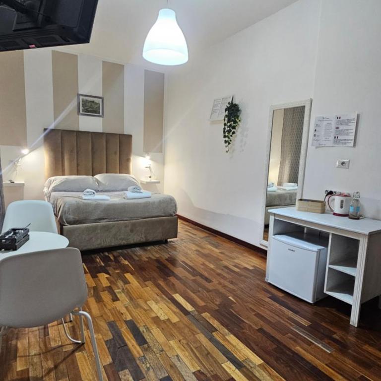 B&B Napoli Centrale Room&Jacuzzi - Camera Matrimoniale/Doppia con Letti Singoli - 5