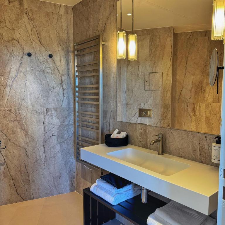 Eiffel Yard Hotel - Junior Suite - Eiffel Tower Side View - 6