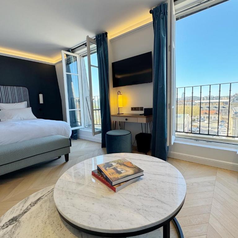 Eiffel Yard Hotel - Junior Suite - Eiffel Tower Side View - 7