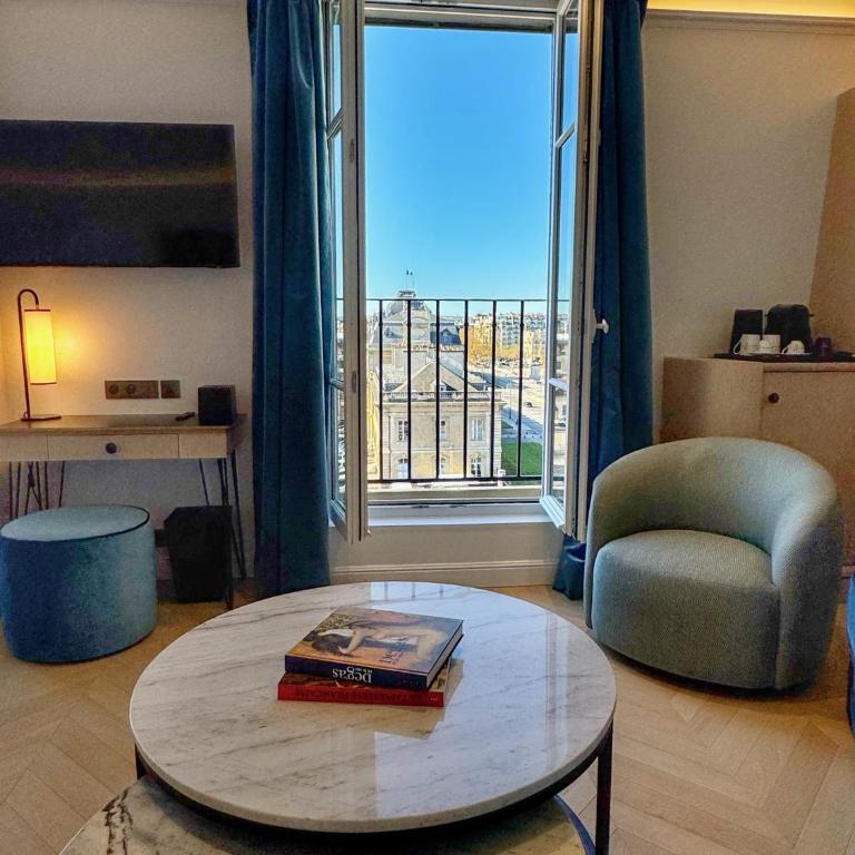 Eiffel Yard Hotel - Junior Suite - Eiffel Tower Side View - 8