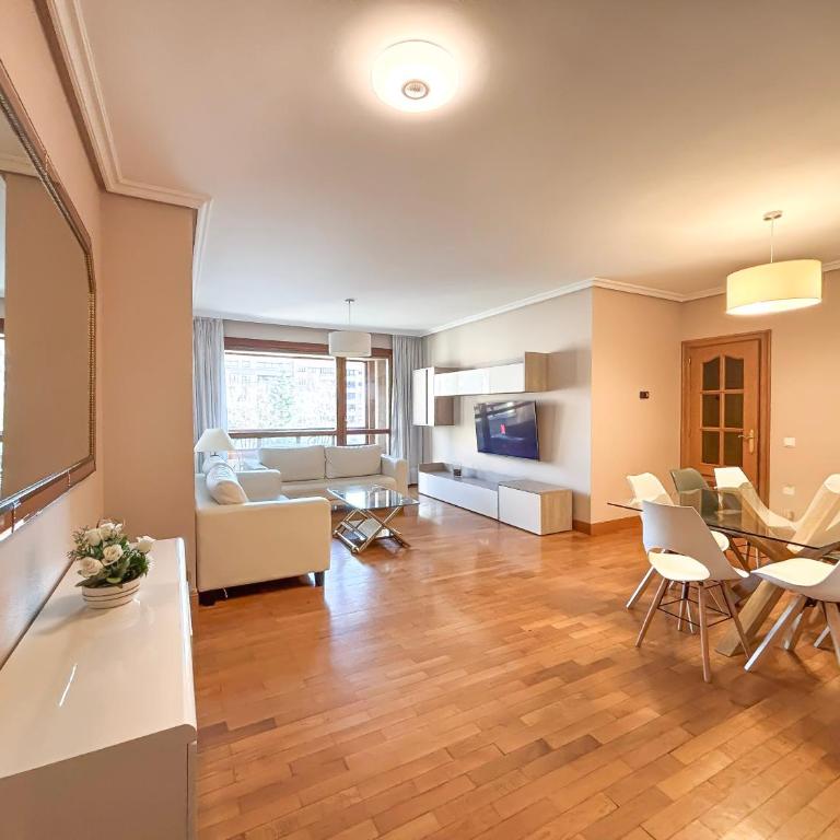 Gestión de Alojamientos Apartments - Four-Bedroom Apartment - 6