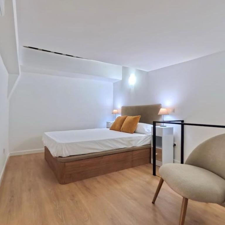 Duplex Retreat with AC in Madrid, Ideal for 4 - Two-Bedroom Deluxe Apartment - 3