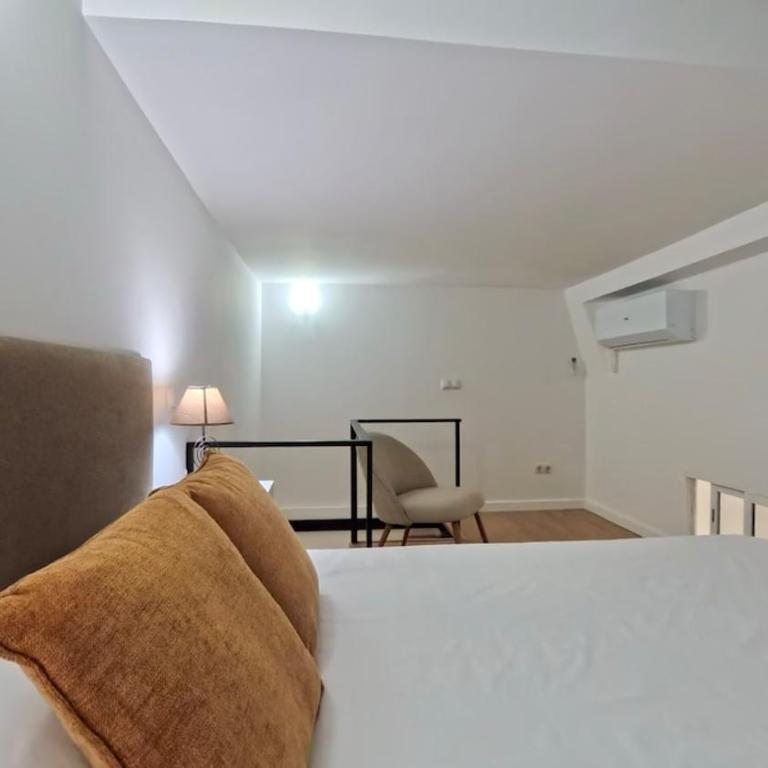 Duplex Retreat with AC in Madrid, Ideal for 4 - Two-Bedroom Deluxe Apartment - 4