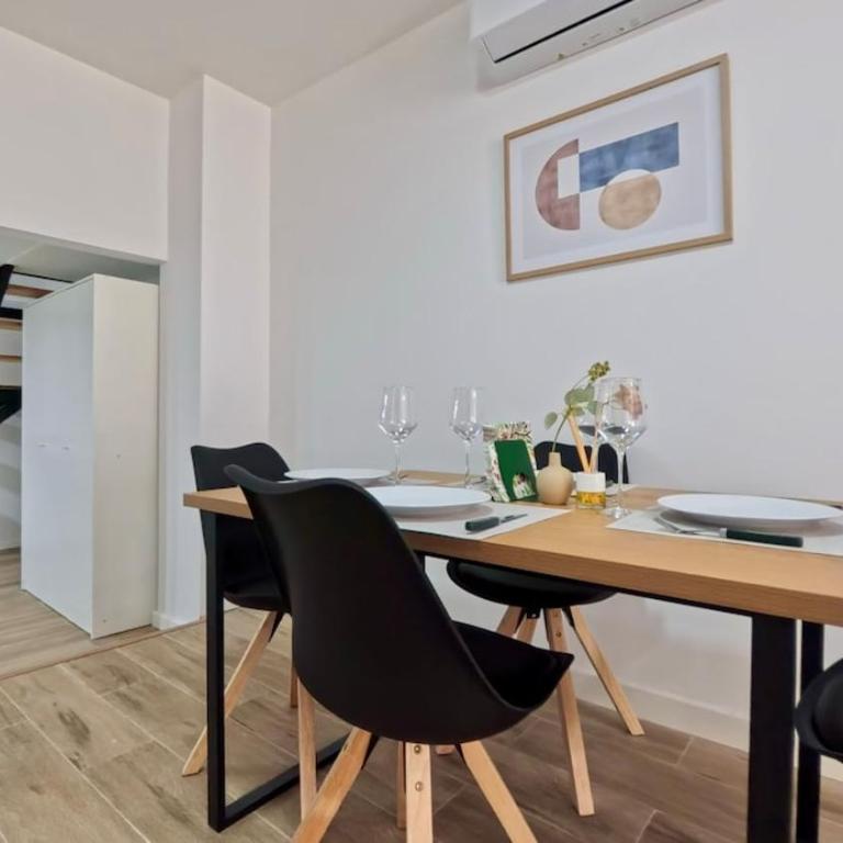 Duplex Retreat with AC in Madrid, Ideal for 4 - Two-Bedroom Deluxe Apartment - 6