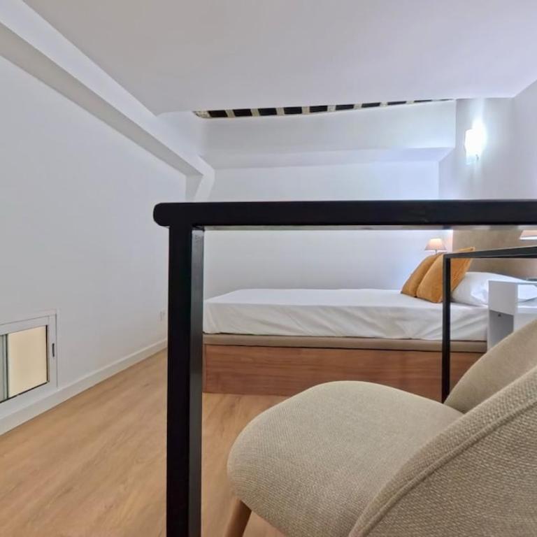 Duplex Retreat with AC in Madrid, Ideal for 4 - Two-Bedroom Deluxe Apartment - 8