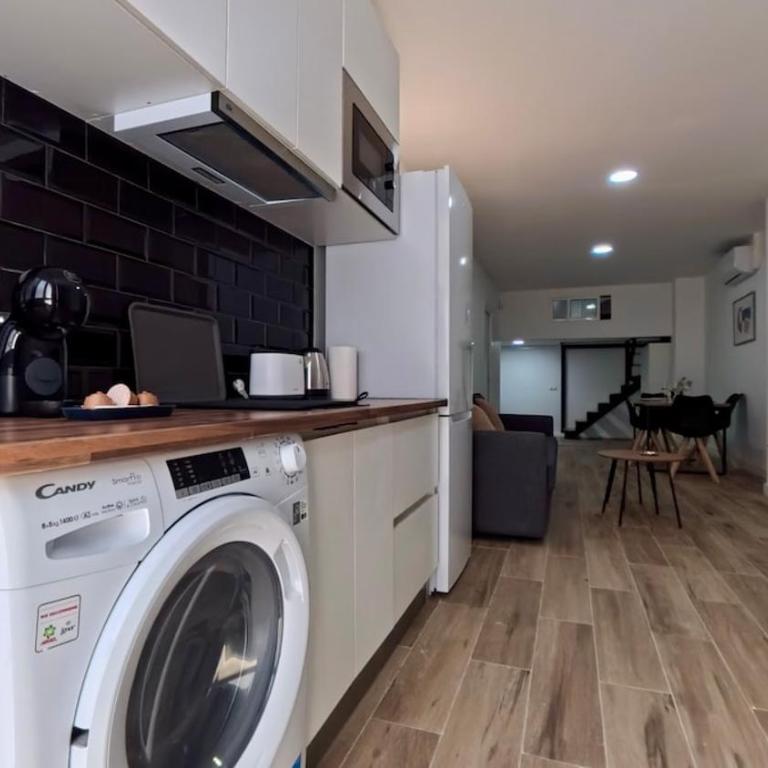 Duplex Retreat with AC in Madrid, Ideal for 4 - Two-Bedroom Deluxe Apartment - 10
