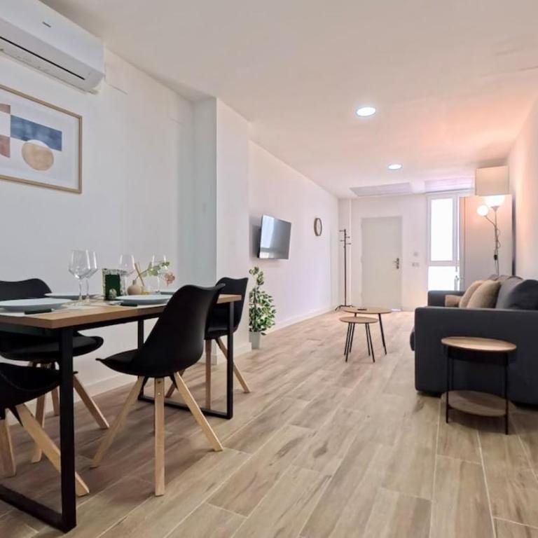 Duplex Retreat with AC in Madrid, Ideal for 4 - Two-Bedroom Deluxe Apartment - 11
