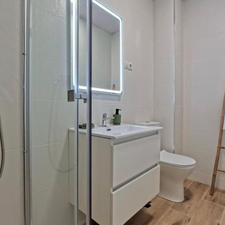 Duplex Retreat with AC in Madrid, Ideal for 4 - Two-Bedroom Deluxe Apartment - 13