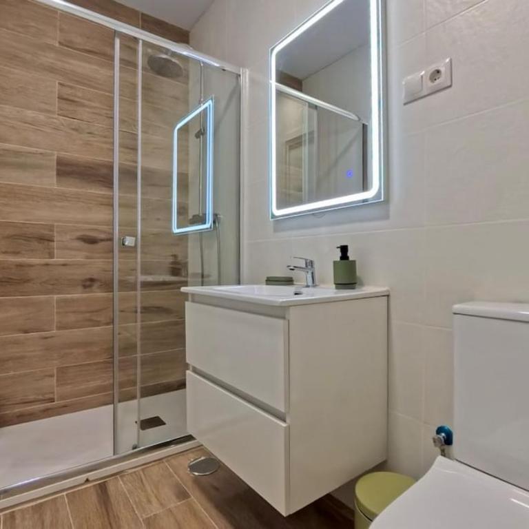 Duplex Retreat with AC in Madrid, Ideal for 4 - Two-Bedroom Deluxe Apartment - 14