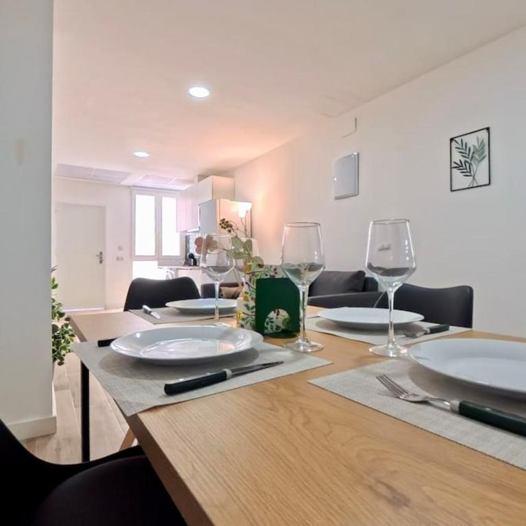 Duplex Retreat with AC in Madrid, Ideal for 4 - Two-Bedroom Deluxe Apartment - 15