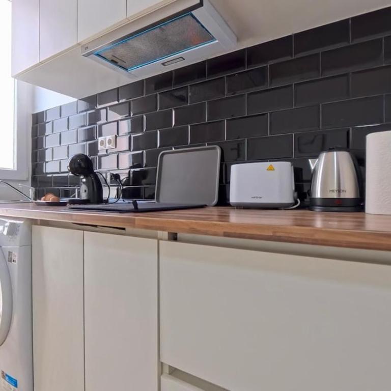 Duplex Retreat with AC in Madrid, Ideal for 4 - Two-Bedroom Deluxe Apartment - 18