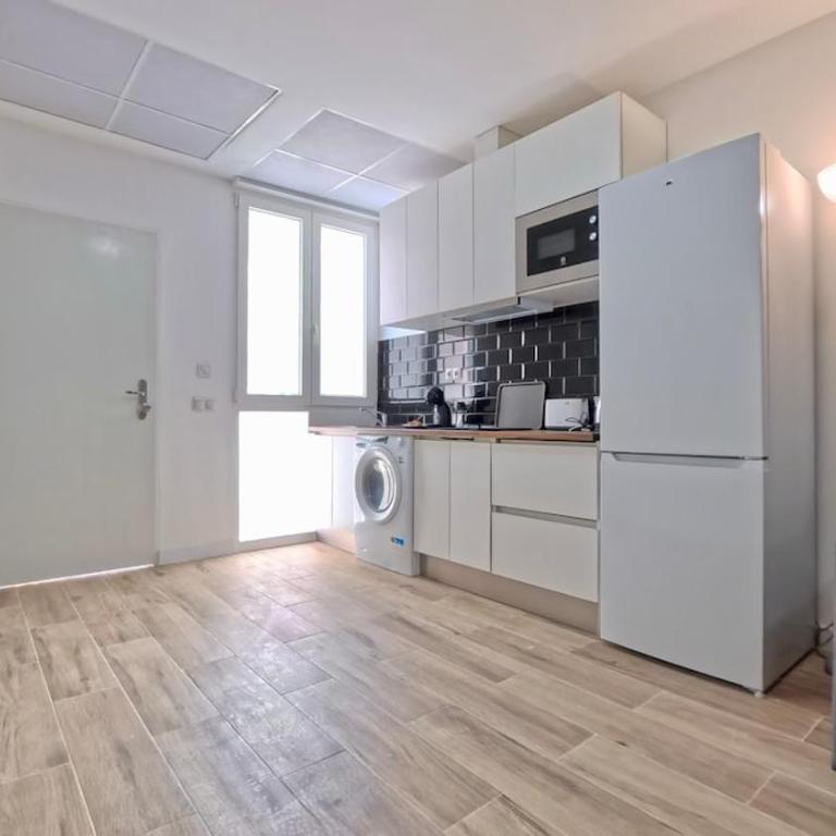 Duplex Retreat with AC in Madrid, Ideal for 4 - Two-Bedroom Deluxe Apartment - 25