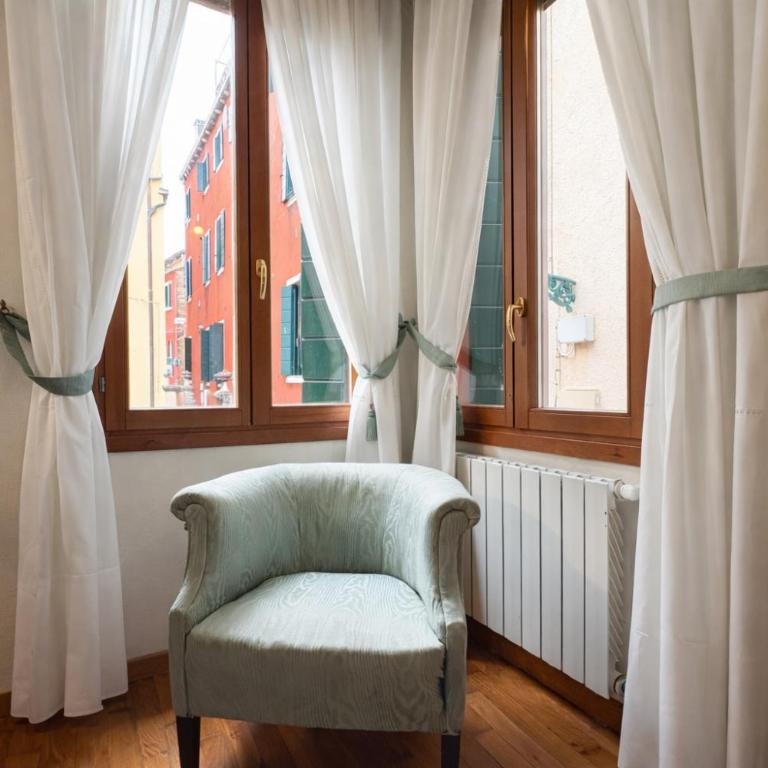 Original Venice Home, Juliet Balcony Canal View - Two-Bedroom Apartment with Water View - 19