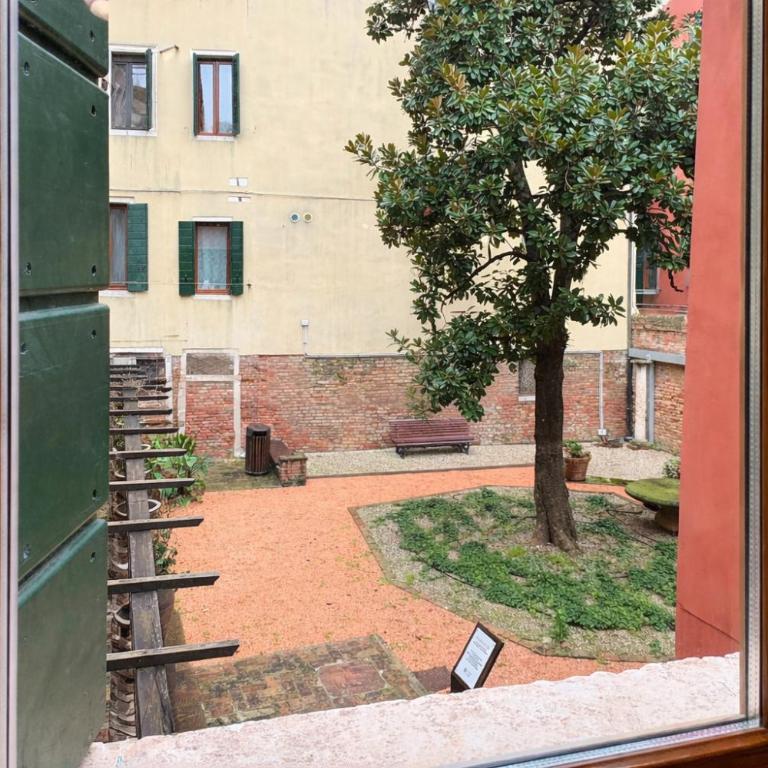 Original Venice Home, Juliet Balcony Canal View - Two-Bedroom Apartment with Water View - 23