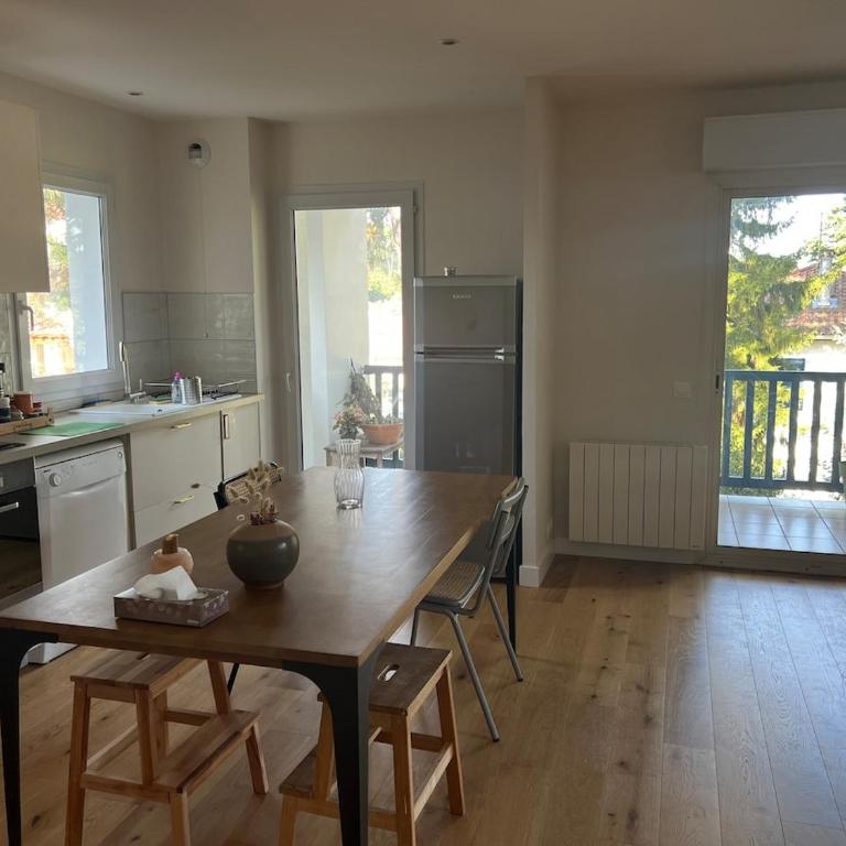 T2 calme, lumineux, entre océan et forêt - Apartment mit 1 Schlafzimmer und Balkon - 2